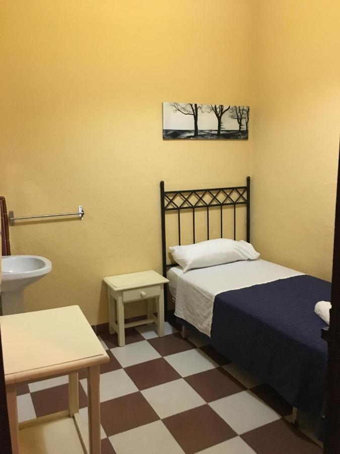 Pension Lisdos Sevilla Bagian luar foto
