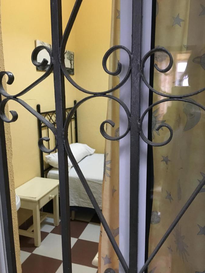 Pension Lisdos Sevilla Bagian luar foto